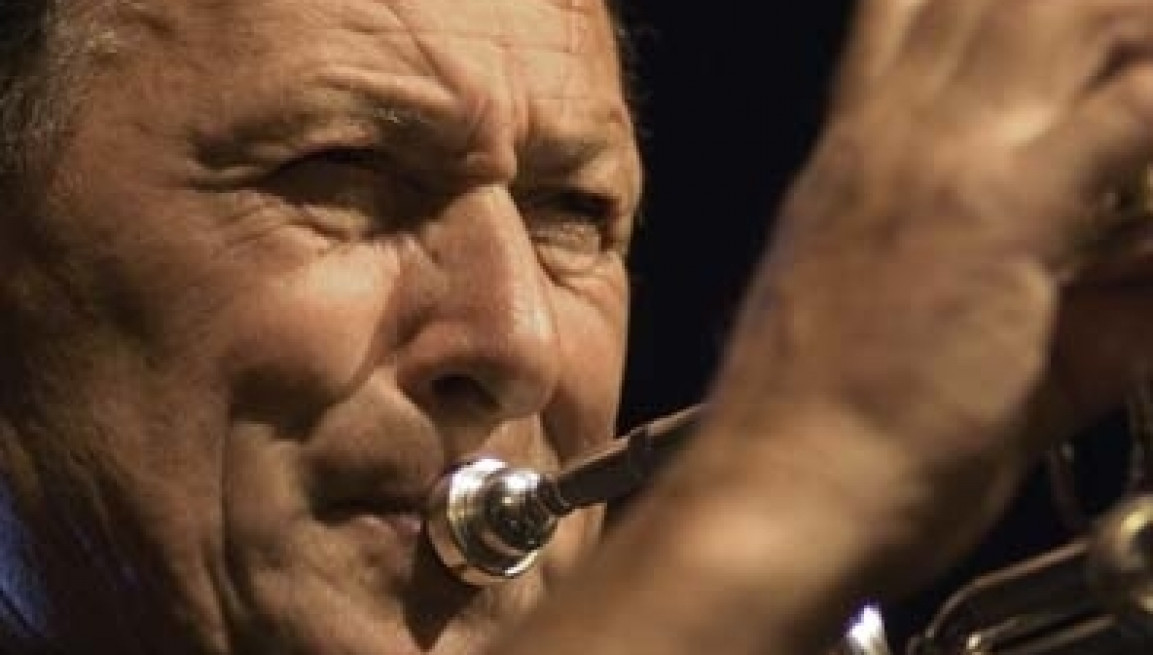 LACO DÉCZI (s kapelou)