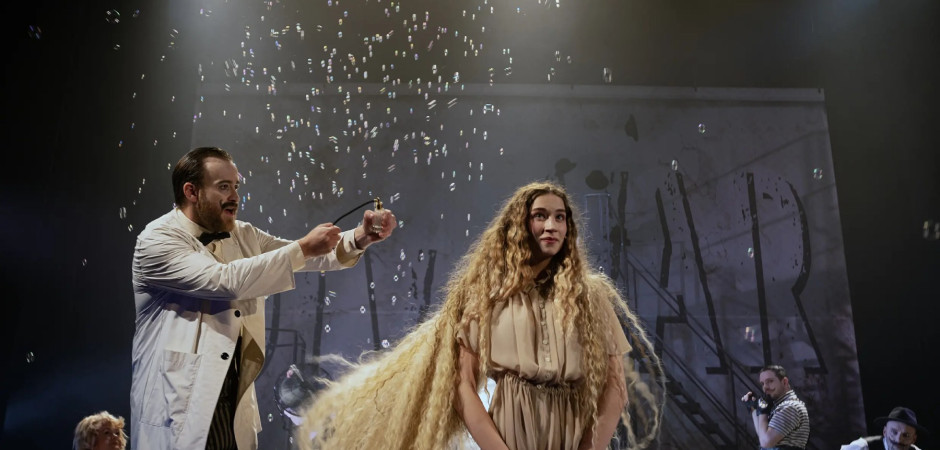 MLADOBOLESLAVSKÉ POSTŘIŽINY PŘINESLY VZPOMÍNKY, ALE ZŮSTALY HRABALOVI VĚRNÉ