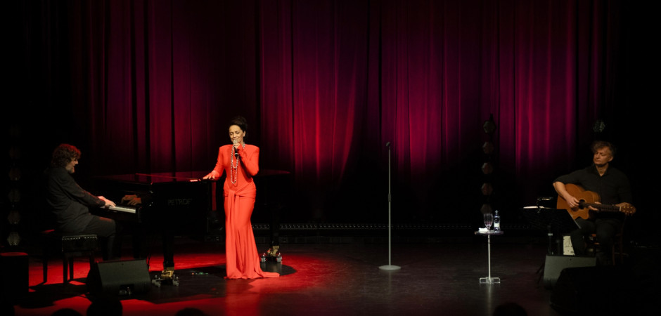 RECITÁL LUCIE BÍLÉ ZVEDL PUBLIKUM VE VYPRODANÉM DIVADLE ZE SEDADEL