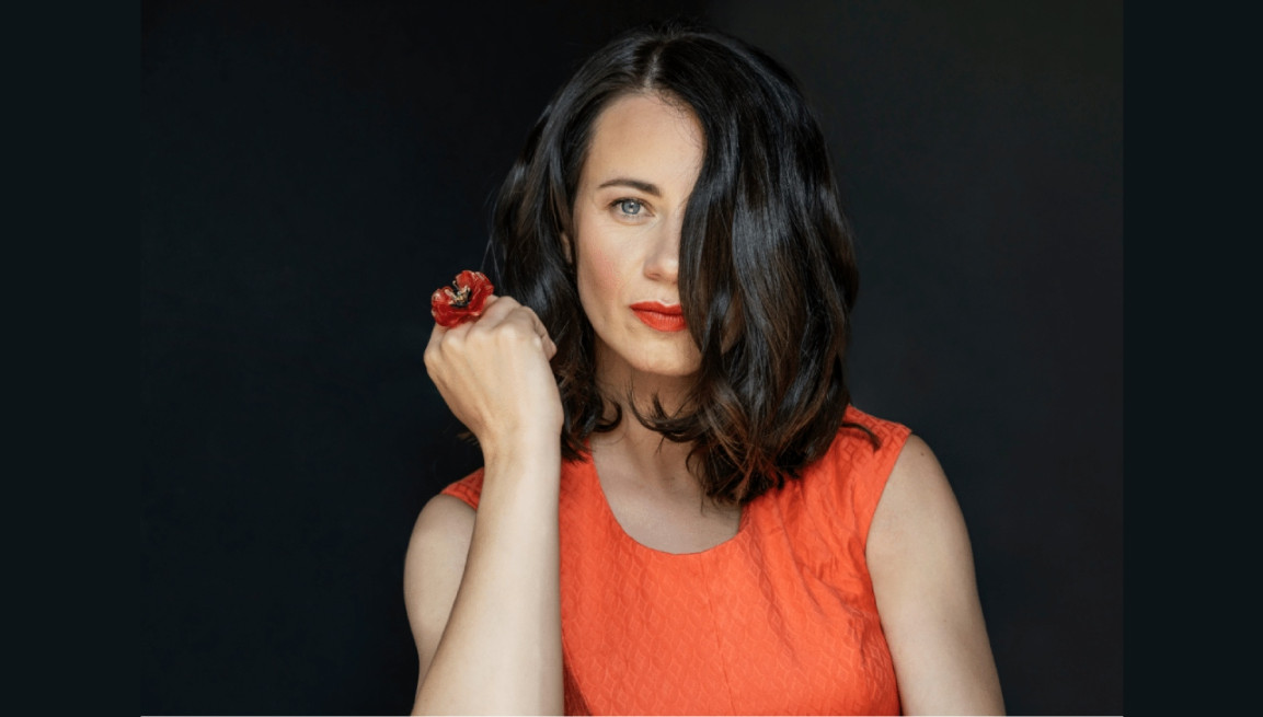 DÁŠA ZÁZVŮRKOVÁ ZPÍVÁ HANU HEGEROVOU