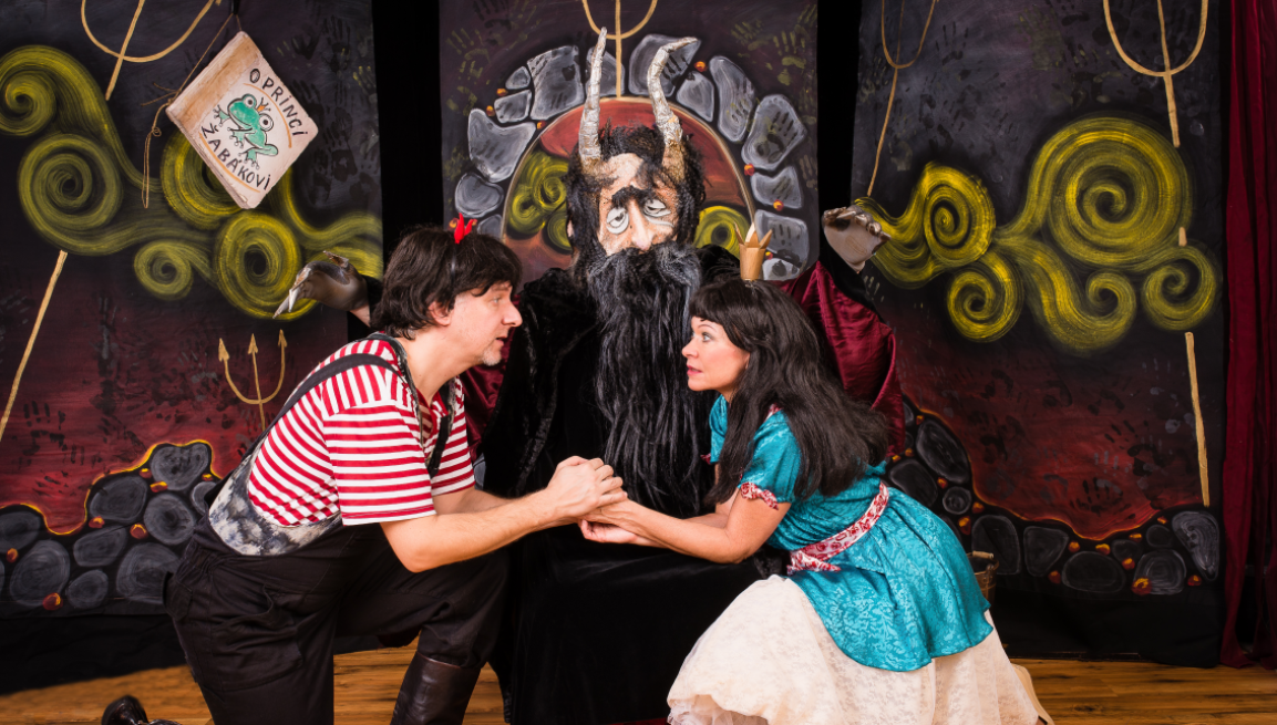 O PRINCEZNĚ, LUCIÁŠOVI A MAKOVÝCH BUCHTÁCH